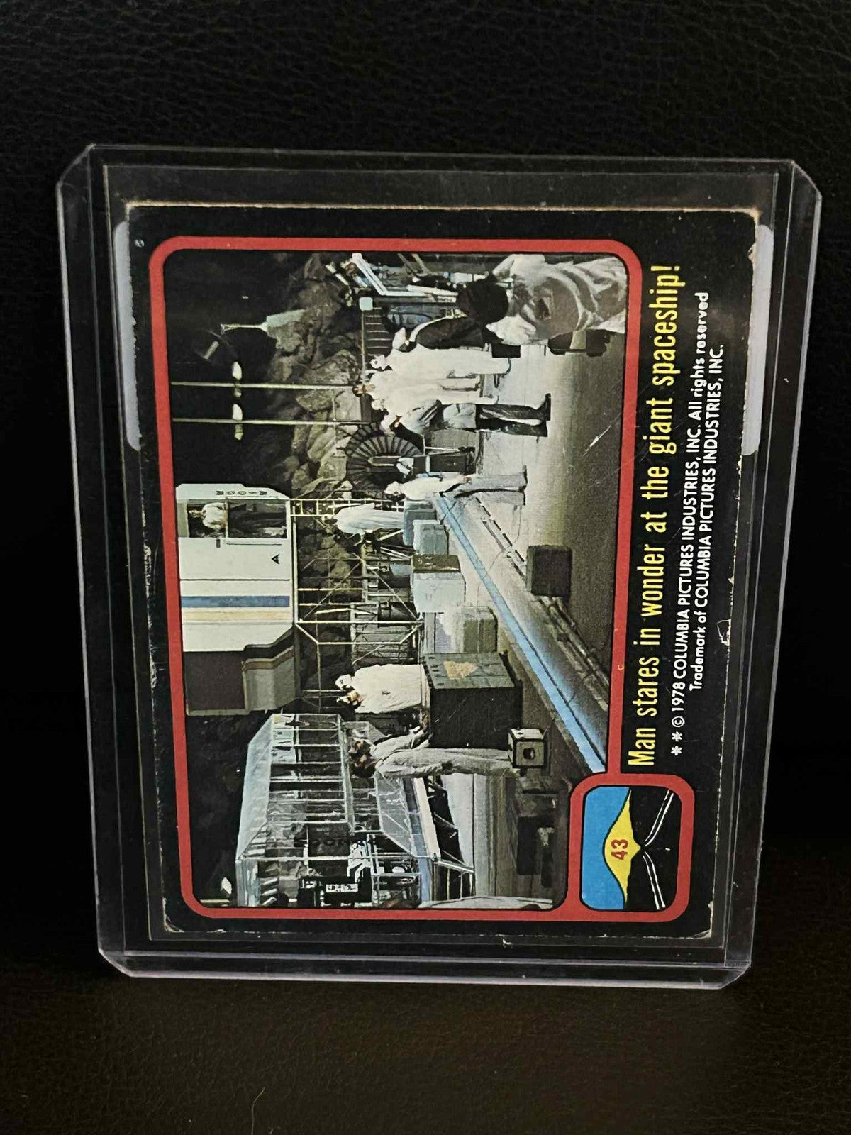 Mann starrt staunend auf das Riesenraumschiff! #43 1978 Topps Close Encounters of Trading Card