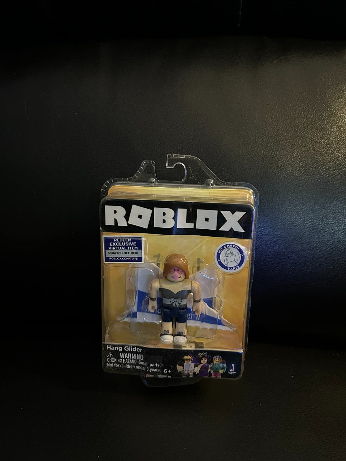 Roblox Celebrity Collection Hängegleiter-Actionfigur auf Karte