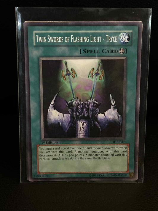 Twin Swords of Flashing Light - Tryce - DCR-037 - Common - 1st Edition Dark Cris