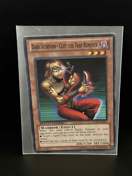 Dark Scorpion - Cliff the Trap Remover - GLD5-EN007 - Common - Limited Edition G