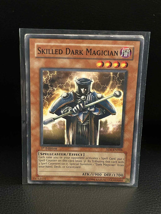 Skilled Dark Magician - SD6-EN006 - Common - 1st Edition Spellcaster's Judgment
