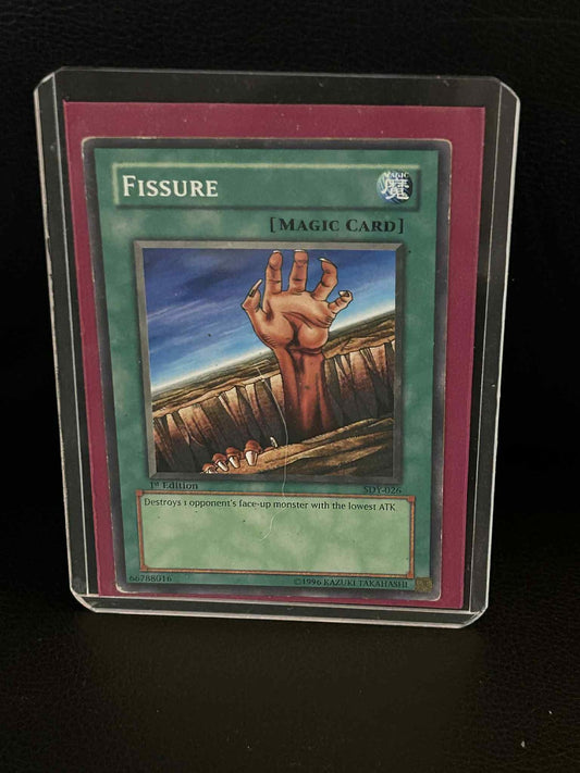 Fissure - SDY-026 - Common - 1st Edition Starter Deck: Yugi Yu-Gi-Oh! Moderately